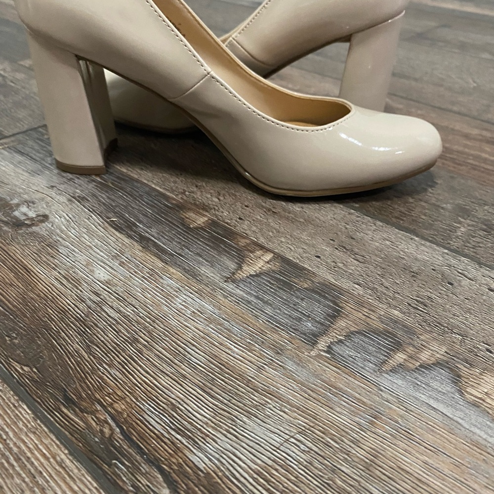 🌟🌟 2/$10 🌟🌟 Patent Faux Leather Tan Round Toe Block Heel Pumps - Picture 11 of 13